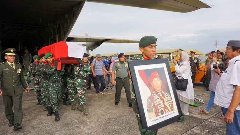 Jenazah Eks KSAD George Toisutta Tiba di Lanud Hasanuddin Makassar Jenazah Eks KSAD George Toisutta Tiba di Lanud Hasanuddin Makassar