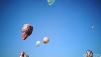 Balon yang sudah diterbangkan membuat langit Ponorogo bak langit Eropa.