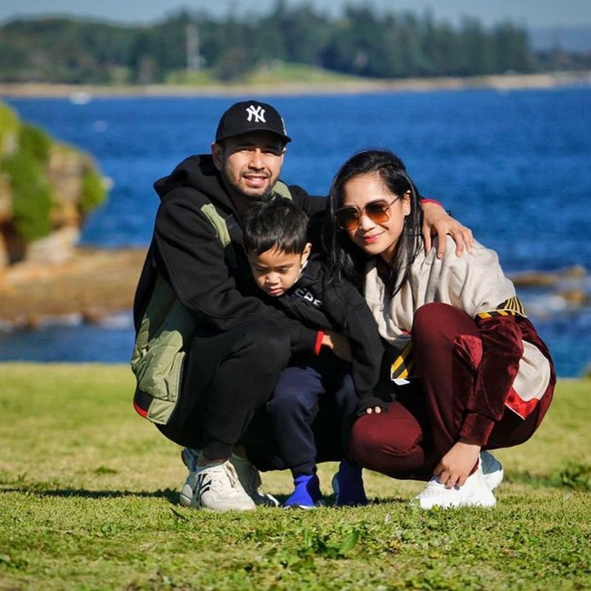 Masih dengan busana yang sama, kacamata Dior Stellaire 1 jadi andalan Nagita menghadapi terik cahaya matahari. Di situs Dior, kacamata ini dijual US$ 440 atau Rp 6,2 juta. Foto: Instagram @raffinagita1717