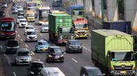 Kini truk tersebut dapat kembali melintasi jalan tol untuk mengantarkan barang ke tempat tujuan.