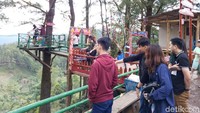 Tak perlu khawatir jatuh, pihak pengelola sudah menjamin keselamatan para pengunjung. Sebelum naik sepeda terbang, traveler terlebih dulu dipasang tali dan sabuk pengaman sehingga aman. (Ibnu Munsir/detikcom)