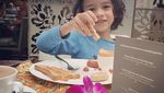 Serunya Noah Sinclair Saat Bikin Kue dan Kulineran Bersama Keluarga