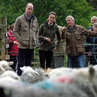 Meski bergaya kasual, Kate tetap terlihat stylish dengan pilihan busananya. Sebuah outerwear hijau lumut bergaya parka menjadi andalan untuk membungkus sweater dan blus berkerah renda. Jaket bergaya parka tersebut merupakan keluaran label Troy London dengan harga 275 pound atau sekitar Rp 5 juta. Bawahannya, slim-jeans yang mempertegas kaki jenjang Kate dan sepasang boots. (Foto: Getty Images)