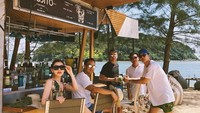 Lahir dari keluarga kaya raya, Chryseis disebut-sebut sebagai Crazy Rich Asia. Ini posenya saat nikmati Mojito bersama teman-teman di Phuket. Foto: Instagram chrystan_x