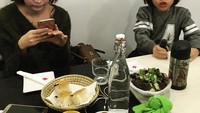Liburan ke Seoul, Korea Selatan. Noah makan bersama sang mamah. Di hadapan mereka sudah ada kue dan juga salad. Foto: Instagram@ashrafsinclair