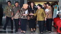 7 Anggota Panitia Seleksi (Pansel) Pimpinan KPK bersama Wakil Ketua KPK, Basaria Panjaitan, Alexander Marwata dan Saut Situmorang memberi keterangan pers di Gedung KPK, Jakarta, Rabu (12/6/2017).