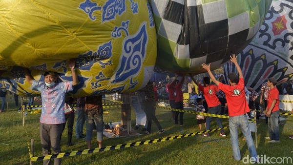 Ukuran balon udaran berdiameter tidak lebih dari 4 meter dan tinggi 7 meter. Balon udara yang diterbangkan tidak boleh lebih dari 150 meter dan harus ditambatkan atau diikat. (Robby Bernardi/detikcom) Ukuran balon udaran berdiameter tidak lebih dari 4 meter dan tinggi 7 meter. Balon udara yang diterbangkan tidak boleh lebih dari 150 meter dan harus ditambatkan atau diikat. (Robby Bernardi/detikcom)