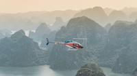 Ada beberapa penerbangan wisata di atas Ha Long Bay yang indah. Harganya dimulai dari USD 125 atau setara Rp 1,7 juta selama 12 menit (Bell Flight/CNN)