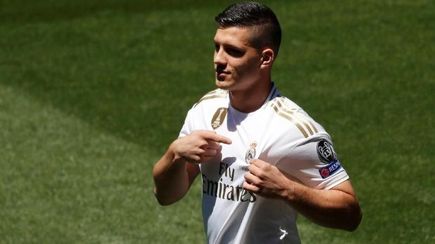 Luka Jovic mengalami cedera engkel saat Real Madrid dikalahkan Atletico Madrid.