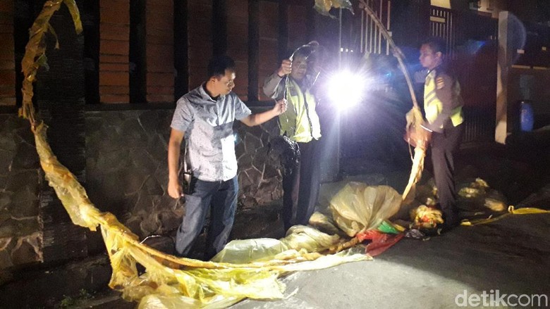 Balon Udara Liar Timpa Rumah dan Kabel Listrik di Sleman Balon Udara Liar Timpa Rumah dan Kabel Listrik di Sleman