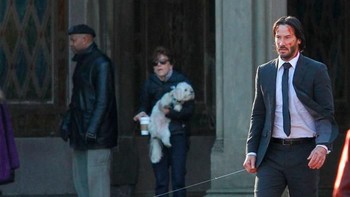 Bahkan saat istirahat syuting John Wick 2, Keanu Reeves masih tetap terlihat gahar! (Foto: Boredpanda.com)