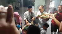 Usai Shalat Subuh doa-doa dilantunkan, kemudian sebelum matahari terbit, ketupat berisi sayur dikeluarkan untuk dimakan bersama takmir masjid dan beberapa jamaah. Foto: Angling Adhitya Purbaya/detikcom