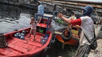 Aktivitas warga di Kampung Nelayan Cilincing mulai kembali ramai usai libur lebaran.