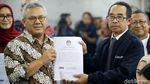 Momen KPU dan Bawaslu Serahkan Bukti Gugatan ke MK
