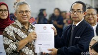 Begini momen saat Ketua KPU Arief Budiman menyerahkan bukti gugatan ke MK.