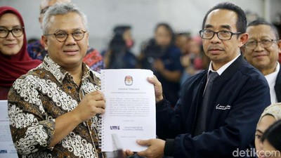 Momen KPU dan Bawaslu Serahkan Bukti Gugatan ke MK