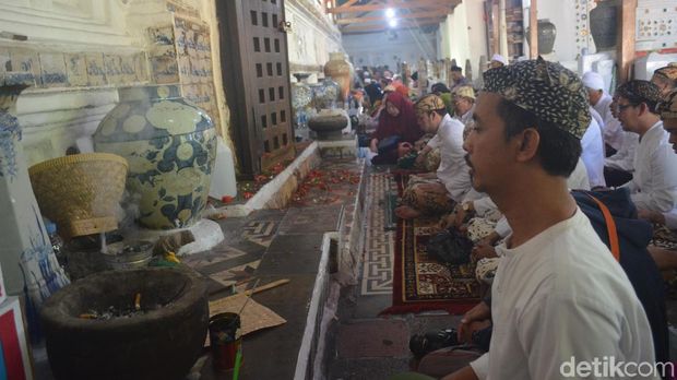Garebek Syawal merupakan tradisi ziarah yang dilakukan keluarga Keraton Kanoman ke kompleks Makam Sunan Gunung Jati atau Syekh Syarief Hidayatullah. (Foto: Sudirman Wamad/detikcom)