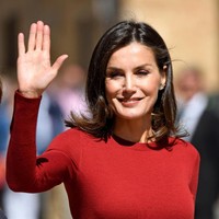 Putri Letizia pun menambah daftar deretan bangsawan yang tak sungkan memakai baju lamanya ke sebuah acara. Kate Middleton dan Meghan Markle adalah beberapa di antarannya. (Foto: Carlos Alvarez/Getty Images)