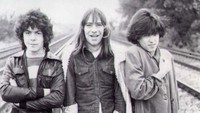 Ternyata The Cure sudah berfoto di rel kereta sebelum hal itu diikuti band lainnya. Dok. Ist