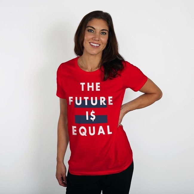 Ia pun adalah sosok yang kontroversial. Ia pernah dua kali di-suspend oleh tim AS karena ledakan kemarahannya. Selain itu, Hope Solo juga pernah jadi perbincangan karena kehidupan pribadinya saat sang mantan suami, mantan pemain NFL Jerramy Stevens, ditahan karena kasus kekerasan sehari sebelum pernikahan mereka di 2012. Foto: Instagram @hopesolo