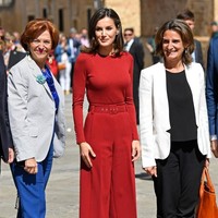Istri Raja Felipe VI ini lalu menyempurnakan gaya tersebut dengan heels berwarna senada. Tidak ketinggalan sabuk beraksen stud emas sehingga penampilannya tak terasa monoton meski dalam satu warna. (Foto: Carlos Alvarez/Getty Images)