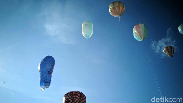 Festival balon udara menghiasi langit Ponorogo. Sebanyak 49 balon meramaikan festival yang digelar di Lapangan Nongkodono, Desa Nongkodono, Kecamatan Kauman ini.