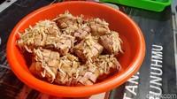 Jadi ini dari sisa Idul Fitri kemarin. Bukan sisa makanan yang tidak termakan ya, tapi dimasak dengan sayur seadanya. Ini ketupat diisi tauge, ujar Ketua Takmir Masjid Rudhotul Muttaqiin, Masroni. Foto: Angling Adhitya Purbaya/detikcom