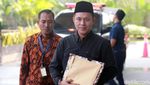 Berpakaian Serba Hitam, Eks Bupati Lampung Tengah Diperiksa KPK