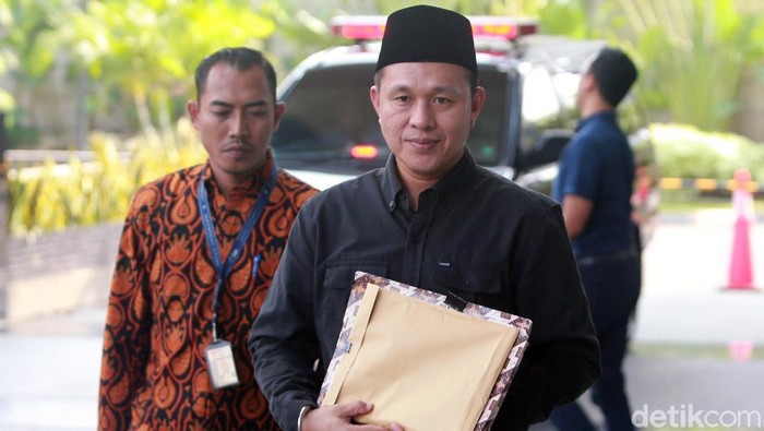 Mantan Bupati Lampung Tengah Mustafa penuhi panggilan KPK. Ia diperiksa terkait dugaan suap dan gratifikasi di lingkungan Pemkab Lampung Tengah pada tahun 2018.