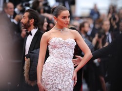 9 Potret Miss Universe yang Ditegur Petugas Bandara karena Pakai Sports Bra