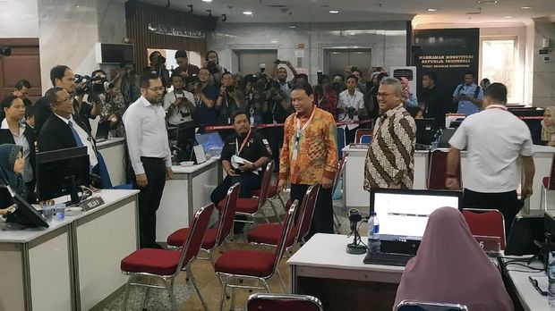 Ketua Bawaslu Abhan bersama Ketua KPU Arief Budiman.