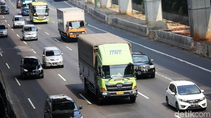 Setelah sempat dilarang melintas saat arus mudik dan arus balik, truk kini sudah dapat melintasi Tol Jakarta Cikampek. Lalu lintas di jalan tol juga terpantau lancar.