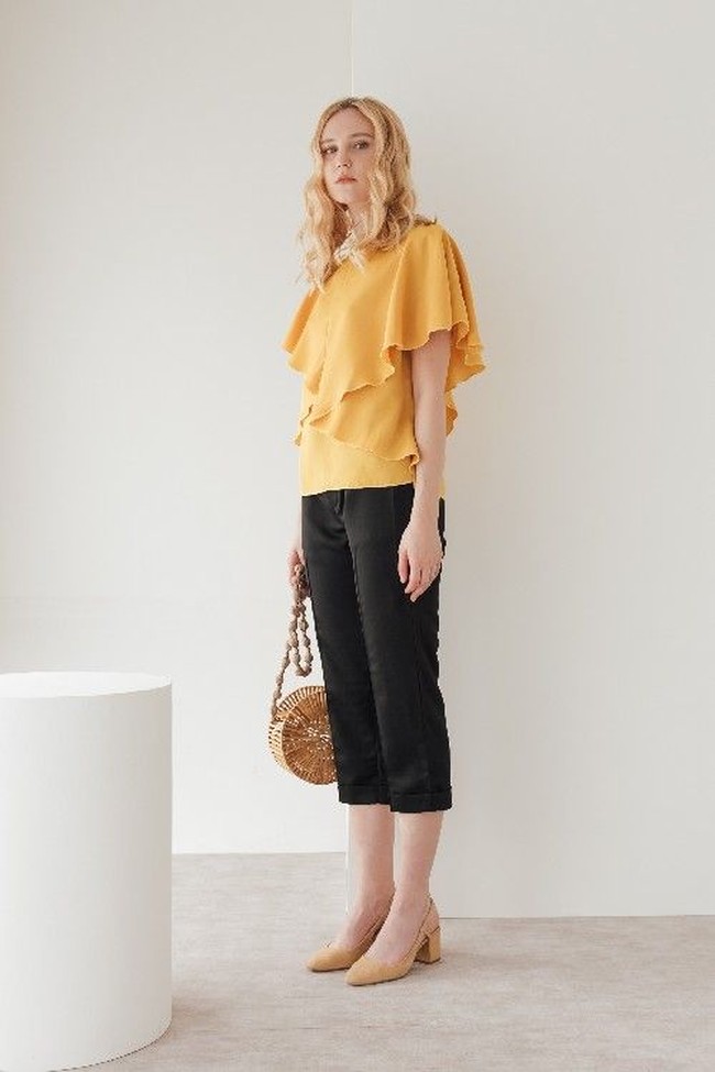 Dari brand Abbeytale, ada blus Carrie Mustard dengan potongan dan warna yang menarik ini. Item ini bisa didapatkan dengan Rp 175 ribu. Foto: Abbeytale