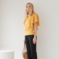Dari brand Abbeytale, ada blus Carrie Mustard dengan potongan dan warna yang menarik ini. Item ini bisa didapatkan dengan Rp 175 ribu. Foto: Abbeytale