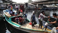 Sejumlah warga nampak keluar dari kapal penyebarangan usai tiba di Kampung Nelayan Cilincing, Jakarta Utara.