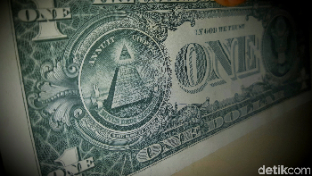 Freemason: Selama 300 tahun, teori konspirasi beredar soal Freemason. Didirikan tahun 1717, hingga saat ini banyak yang percaya perkumpulan rahasia ini beroperasi di balik layar selama berabad-abad. Di depan umum, mereka menyebut sebagai sekelompok orang berpikiran sipil yang ingin menyebar amal, kebaikan, dan stabilitas. Perempuan tidak diperbolehkan, dan anggota harus memiliki keyakinan pada makhluk tertinggi. Mereka terkenal dengan ritual rahasia, jabat tangan, dan pondok-pondok. Warga sipil didorong oleh rasa ingin tahu, lama berusaha mengungkap rahasia mereka, dipicu rumor yang menghubungkan mereka dengan segala hal mulai Tatanan Dunia Baru hingga alien. Foto: The Eye of Providence pada 1 Dolar AS. (Danu Damarjati/detik.com)