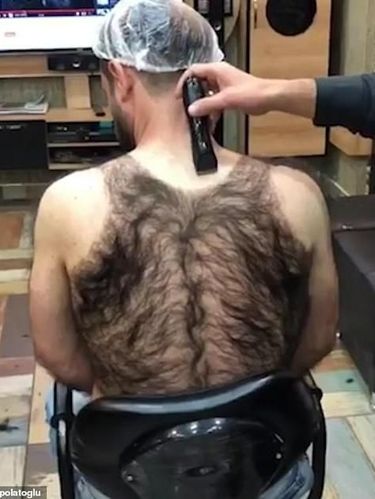 Pria yang Tubuhnya Penuh Bulu Ini Dicukur Hairstylist, Hasilnya Bikin Ngakak