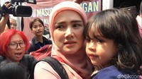 Tak ada kata yang terucap dari mulut Mulan saat ditanya soal Ahmad Dhani. Hanif Hawari/detikHOT