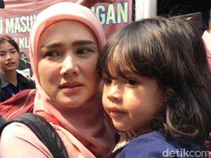 Muka Datar Mulan Jameela Jenguk Ahmad Dhani di Rutan Cipinang