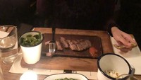 Selain hobi nyanyi, Gwen punya hobi jalan-jalan sekaligus kulineran. Saat sedang berlibur, ia memilih menu steak juicy sebagai hidangan makan malamnya yang spesial. Foto: Instagram @gwenpriscilla
