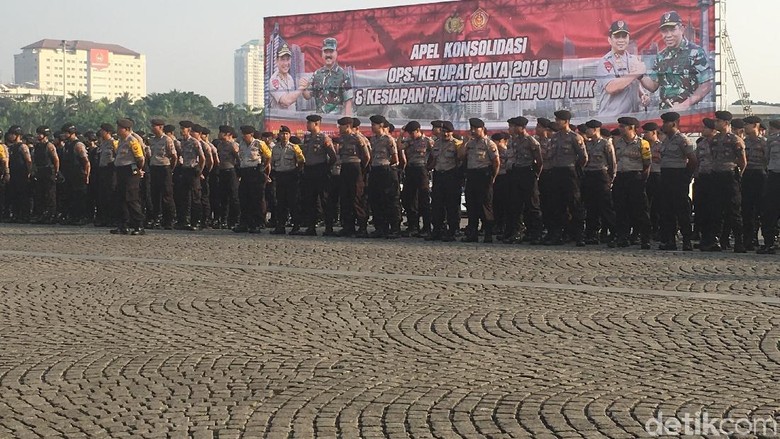 Polri-TNI Gelar Apel Pengamanan Sidang Gugatan Pilpres di Monas Polri-TNI Gelar Apel Pengamanan Sidang Gugatan Pilpres di Monas