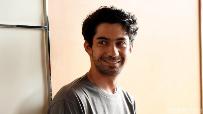 Reza Rahadian saat ditemui di kawasan Kebon Sirih.