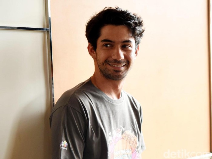 Reza Rahadian saat ditemui di kawasan Kebon Sirih.