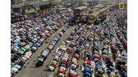 Para penilainya oleh fotografer ahli dan staf National Geographic. Di posisi ketiga dalam kategori Cities diraih oleh Sandipani Chattopadhyay dengan foto berjudul Streets of Dhaka (Sandipani Chattopadhyay/National Geographic/CNN)