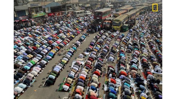 Para penilainya oleh fotografer ahli dan staf National Geographic. Di posisi ketiga dalam kategori Cities diraih oleh Sandipani Chattopadhyay dengan foto berjudul Streets of Dhaka (Sandipani Chattopadhyay/National Geographic/CNN) Para penilainya oleh fotografer ahli dan staf National Geographic. Di posisi ketiga dalam kategori Cities diraih oleh Sandipani Chattopadhyay dengan foto berjudul Streets of Dhaka (Sandipani Chattopadhyay/National Geographic/CNN)