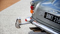Mobil Aston Martin DB5 1965 ini sesungguhnya tak pernah terlihat di film-film James Bond, namun memeliki tampilan yang serupa dengan mobil yang digunakan dalam film Goldfinger dan Thunderball. RM SothebyÕs/Handout via Reuters.