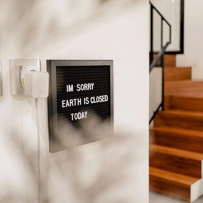 Hiasan dinding juga salah satu item yang bisa memberi sentuhan cantik dan stylish pada rumah. Contek inspirasinya dari Dhatu Rembulan yang menempatkan wall art bertulisan unik ini. Foto: Instagram/@dhaturembulan