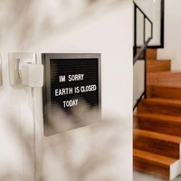 Hiasan dinding juga salah satu item yang bisa memberi sentuhan cantik dan stylish pada rumah. Contek inspirasinya dari Dhatu Rembulan yang menempatkan wall art bertulisan unik ini. Foto: Instagram/@dhaturembulan