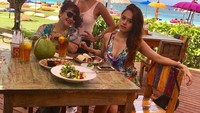 Herdiana nampak santai menikmati makanan bersama saudara perempuan dan keponakannya. Ada kelapa muda dan salad yang jadi menu santap siang Herdiana. Foto: Instagram herdianak
