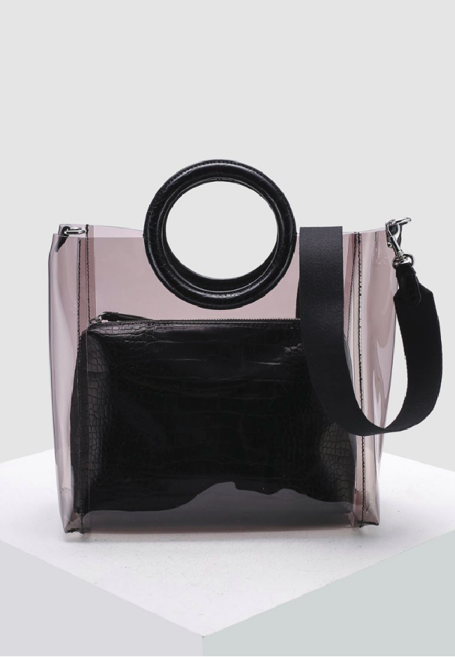 Untuk tas bekerja, Anda bisa melirik pilihan dari Banana Republic ini. Tas seharga Rp 1,3 jutaan tersebut punya model yang menarik dan dilengkapi pouch di dalamnya. Transparent Tote Bag berikut juga hadir dengan pilihan warna putih. Foto: Zalora
